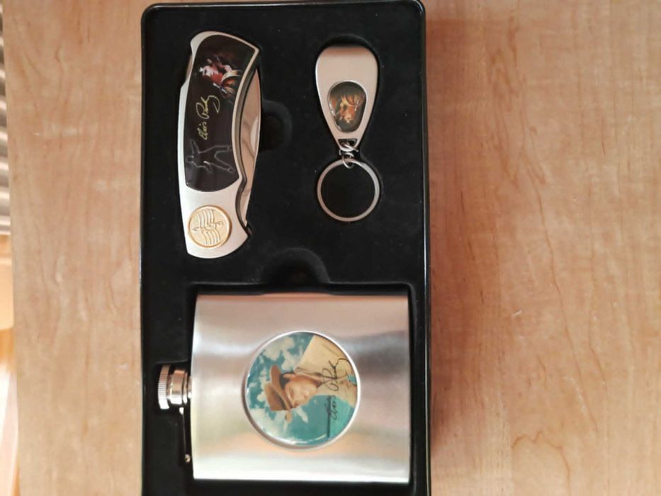 Vand Set ELVIS PRESLEY (Plosca whiski,Briceag,Breloc chei )