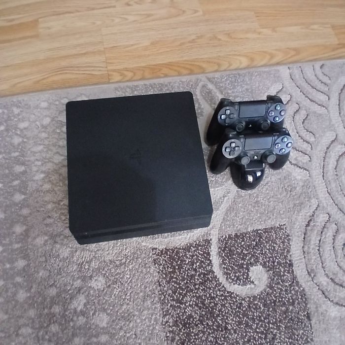 Ps 4 slim 512gb doua console+statie de incarcare , volan ps4,18 jocuri