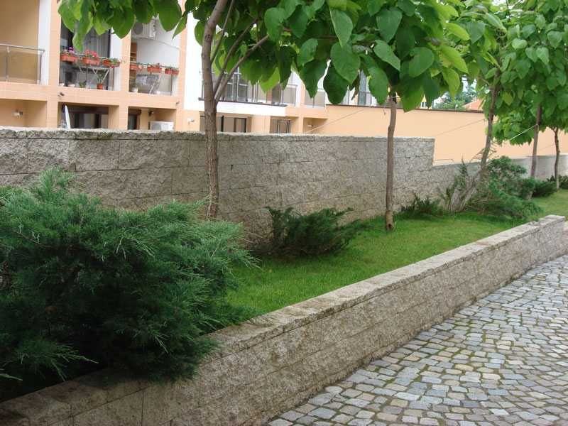 Бетонни / бетонови огради от рустик блокчета имитиращи дялан камък