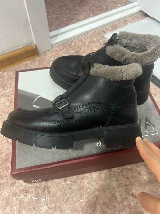 Продам женские ботинки