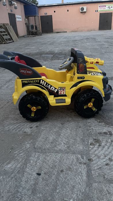 Машинка детская, в отличном состоянии