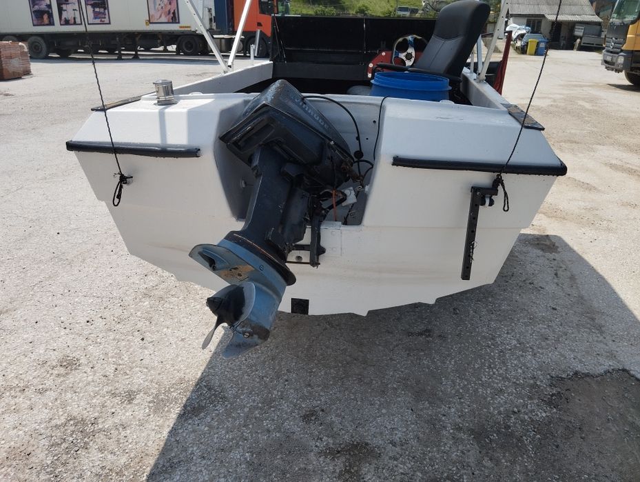 Лодка с двигател