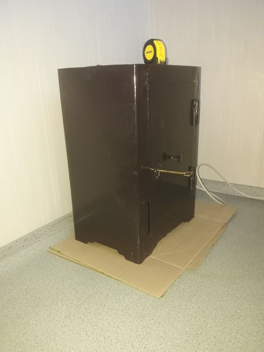 сейф  высота 52 см , ширина 37 см , глубина 27 см