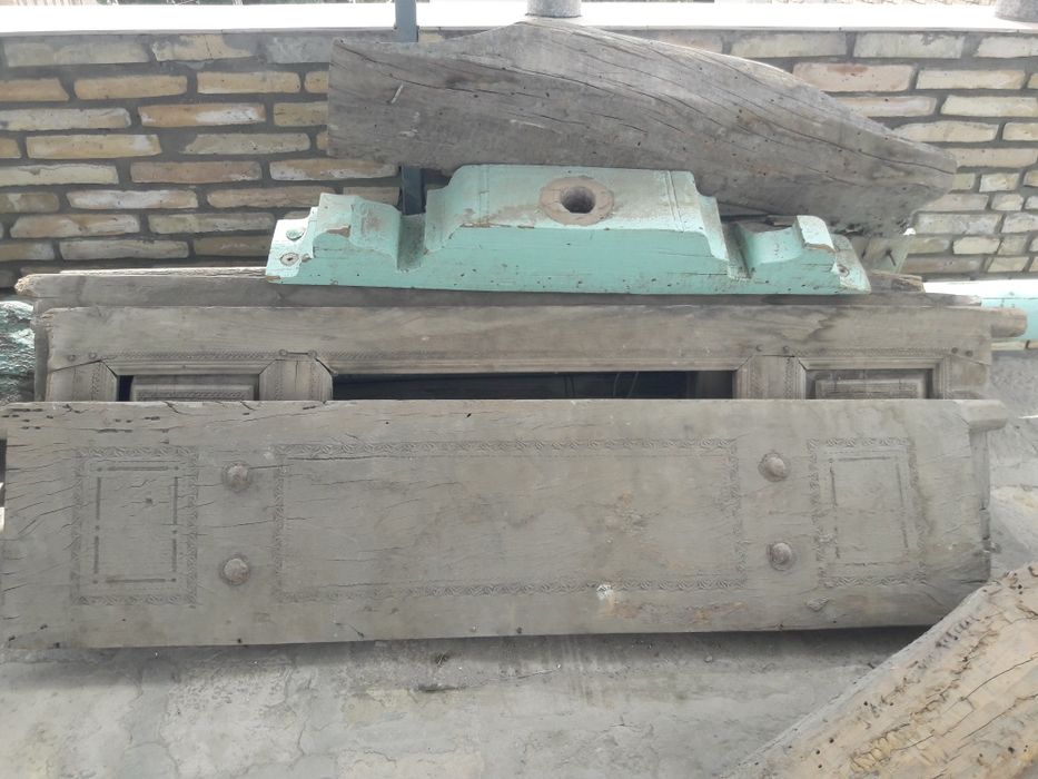 продаются старинные двери и стойки (сутум)