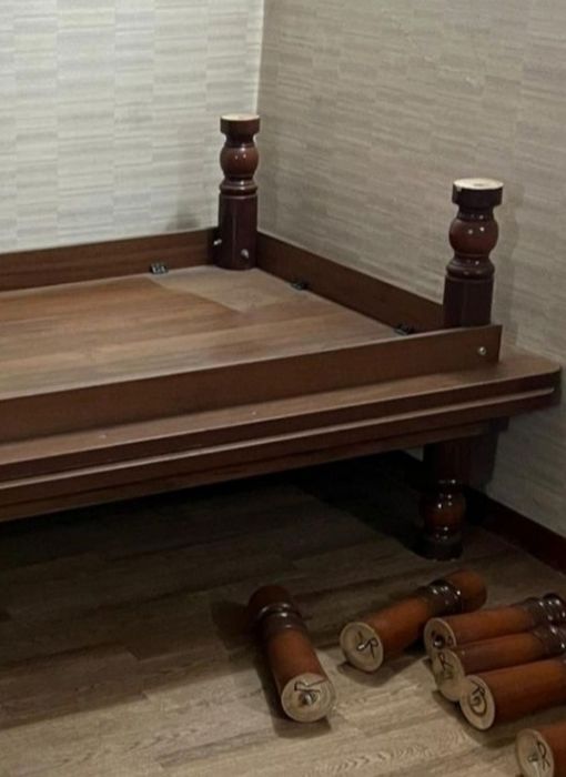 Стол үлкен алмалы салмалы аяғымен