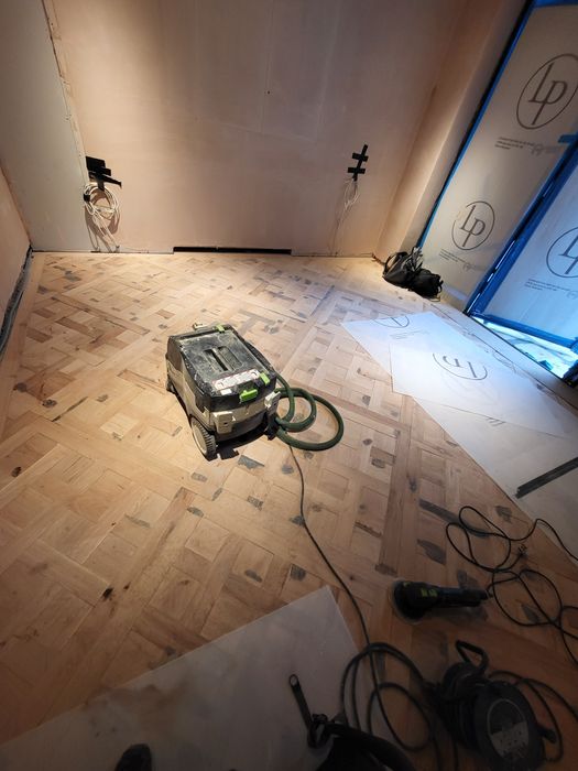 Raschetez parchet ,scari si reconditionez usi.