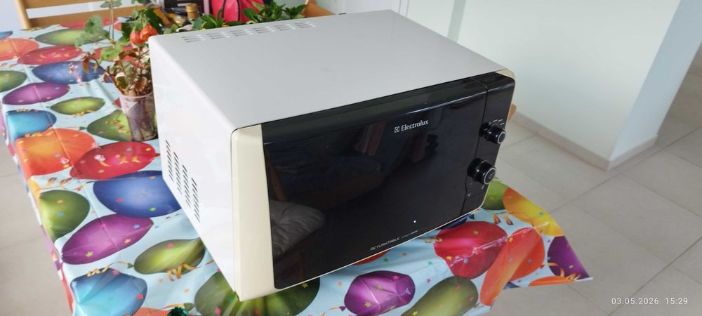 Продавам микровълнова фурна Electrolux