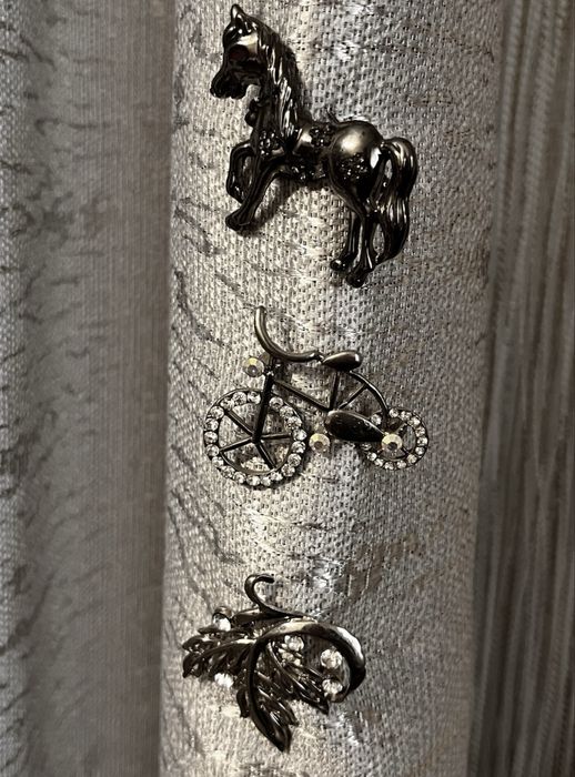 брошки, брелки  разные универсальные