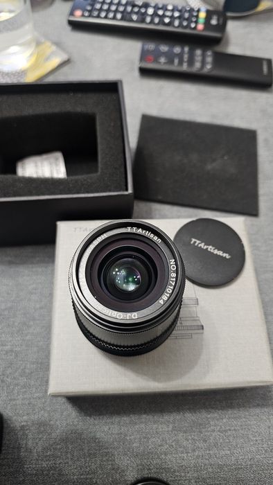 Vând obiectiv MF  TTArtisan 17 mm f1.4, montura Fujifilm X