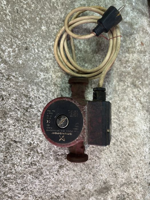 Продавам водна помпа за парно Grundfos 25-4