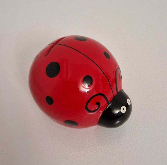 Pușculiță model buburuză