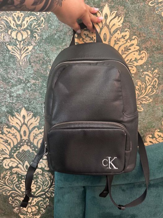 Calvin Klein (CK) – кожена раница