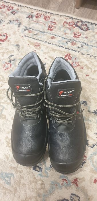 Продам спецботинки