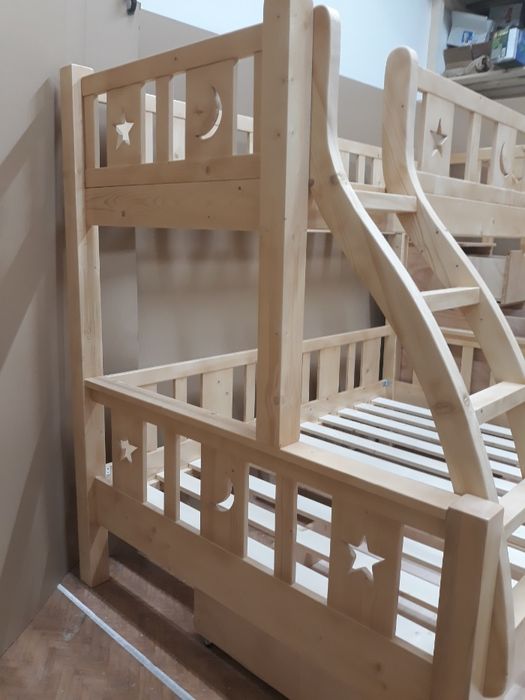 TRANSPORT GRATUIT.Pat etajat din lemn masiv.Cod 3503