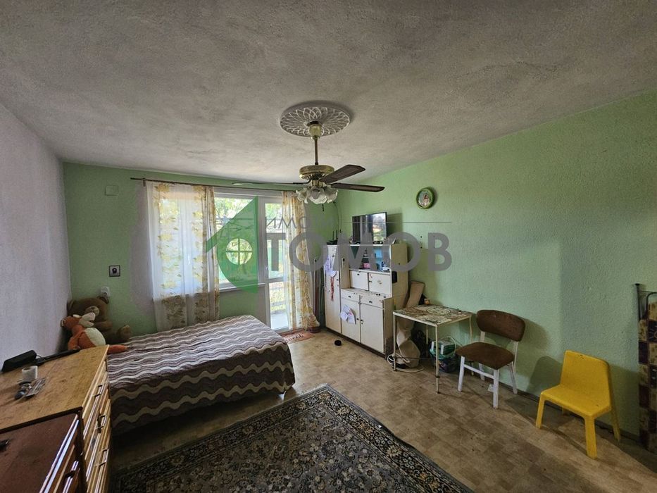 Здрава триетажна къща в село Загоре