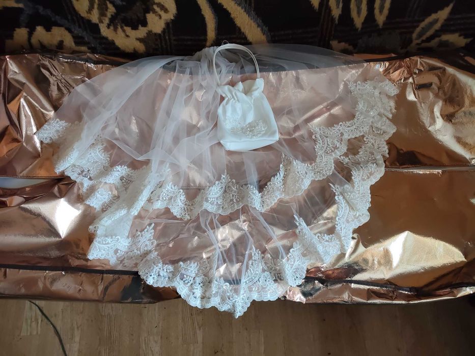 Rochie de mireasă cu vuoal și gentuță
