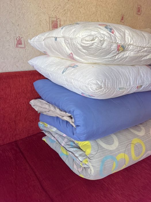 Продам одеяла   и подушки .