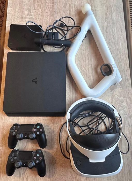 Vând PS4 Slim cu 2 manete, PS VR și pușcă VR – Stare foarte bună – Detalii în privat