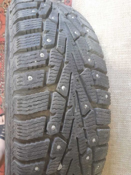 Продам 2 зимнии шины