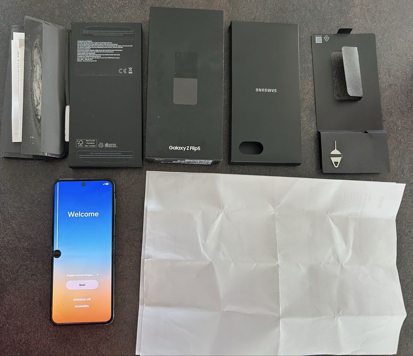 Vând Samsung Galaxy Z Flip 5 (model SM-F731B), varianta cu 512 GB memorie internă și 8 GB RAM, culoare Graphite