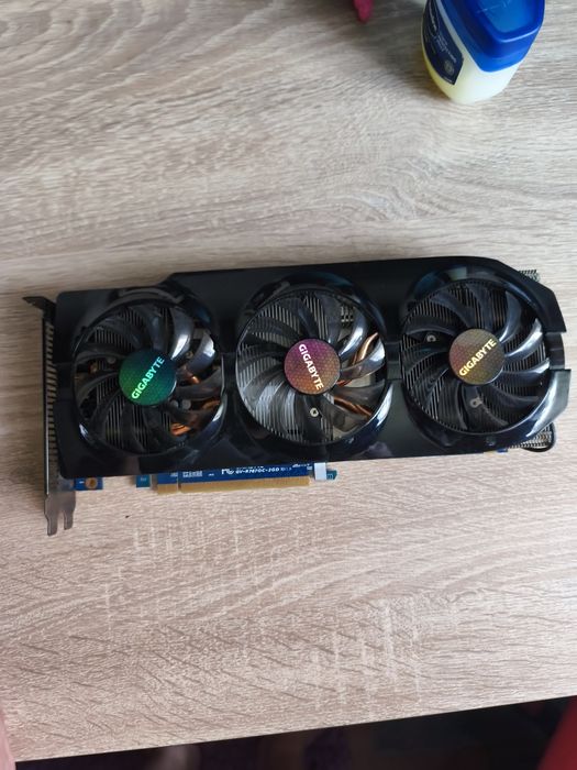 Placa video AMD 2GB