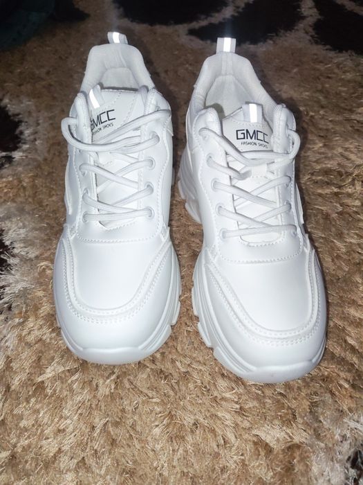 Кроссовки женские