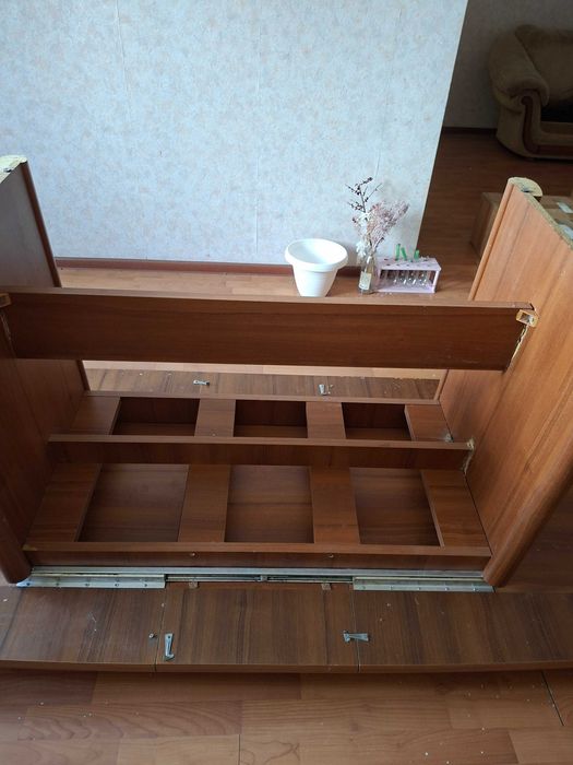 Продам стол, тумбу тв