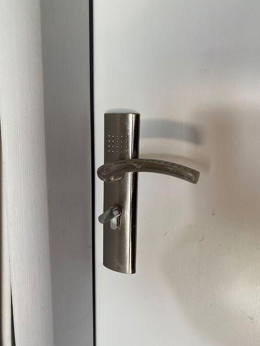 Продавам врата  200/66