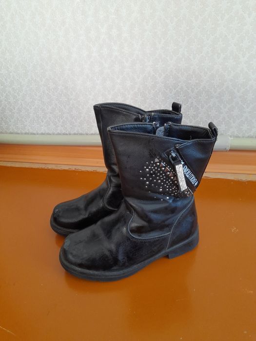 қыстық аяқ киімдер сатылады.