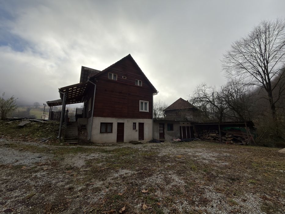 Vând sau schimb cabană zona Baraj Leșu