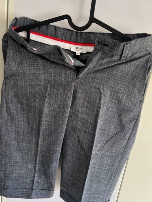 Costum Hugo Boss pentru băieți – Sacou și pantaloni scurți – 10 ani / 138 cm – Purtat o singură dată – Ca nou