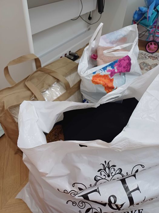 Отдам даром 3 пакета вещей