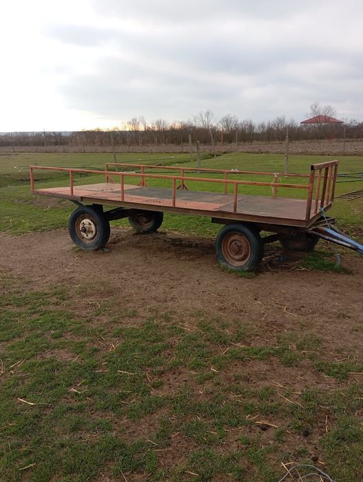 Tractor Belarus 80 și remorca.
