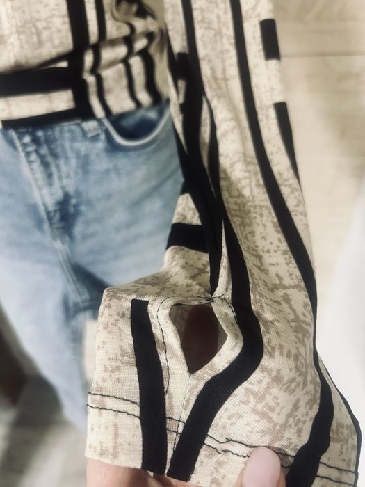 Maletă bej cu negru, foarte frumoasa.