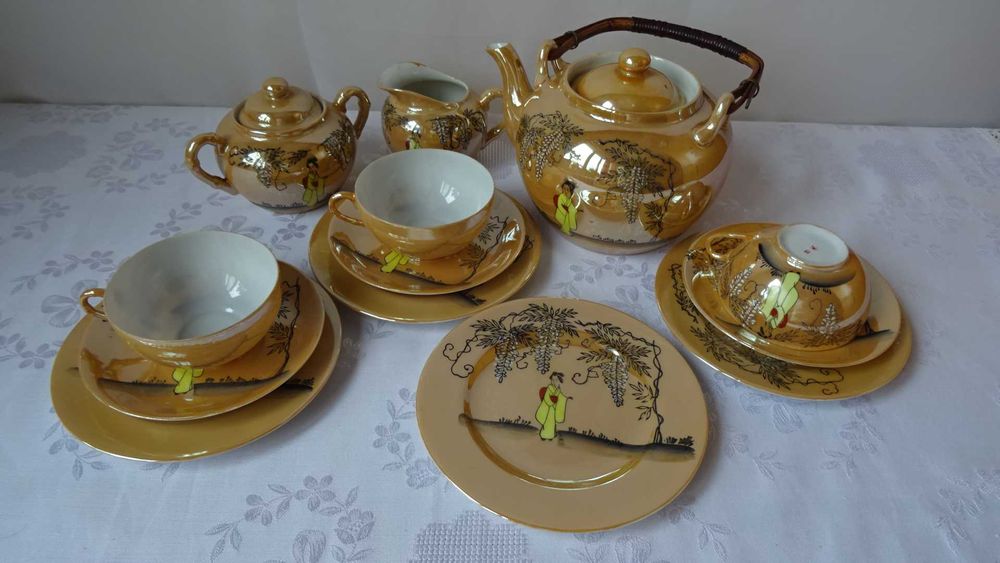 Японски порцеланови тройни сетове, чайник, захарница и каничка..