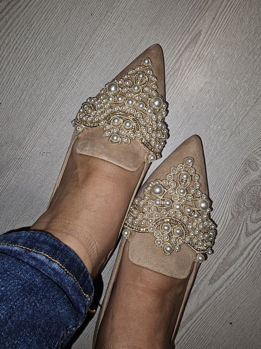 Pantofi moccasini eleganți NOI crem pal cu perle – măr 38 (afișat 39)