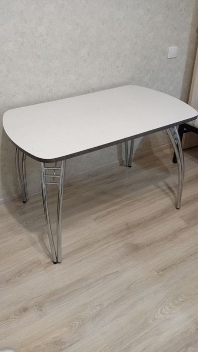 Кухонный стол и 4 стула