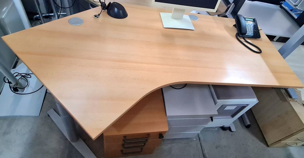 Ергономично Бюро със извит плот и запометяващ дисплеи оборудване