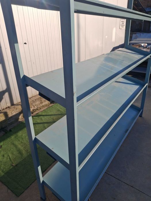 Метален стелаж за инструменти