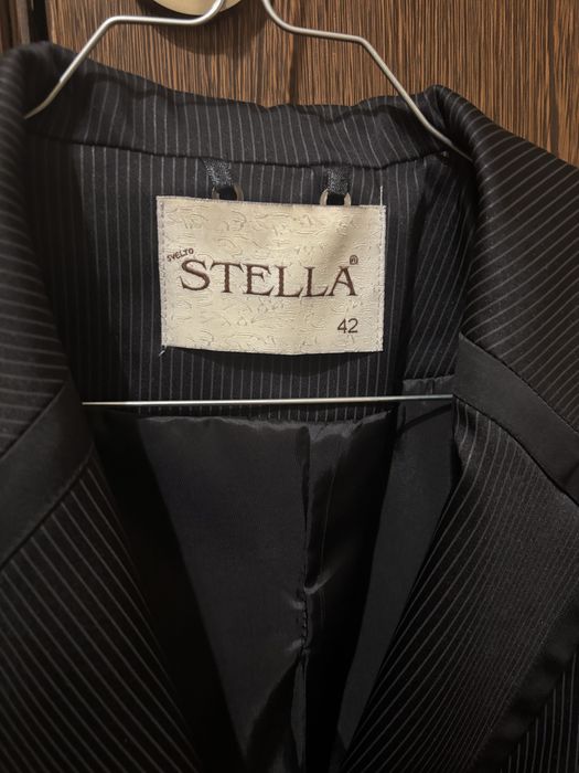 Дамско сатенено вталено сако.