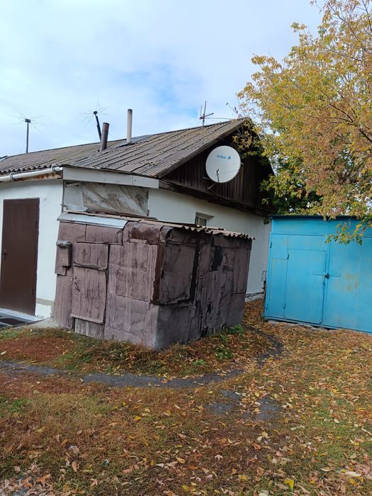 Продам дом барачного типа с гаражем
