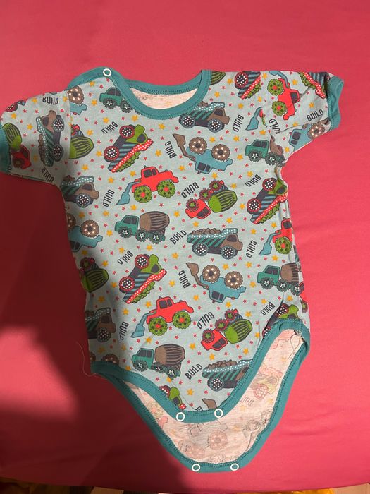 Дрешки подходящи за момченце.