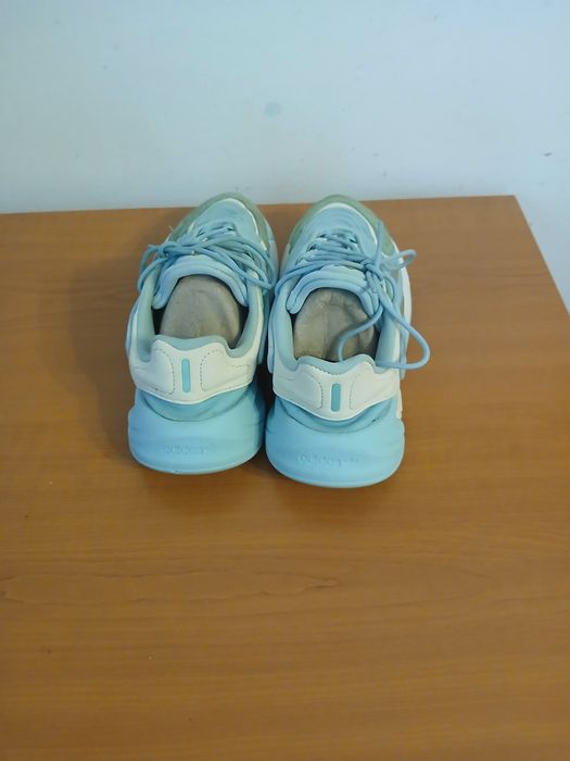Vand adidasi adidas ozelia marimea 38,5 de femei
