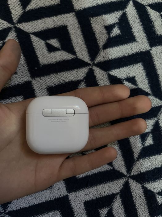 Продаю кейс оригинал Airpods 4 ANC