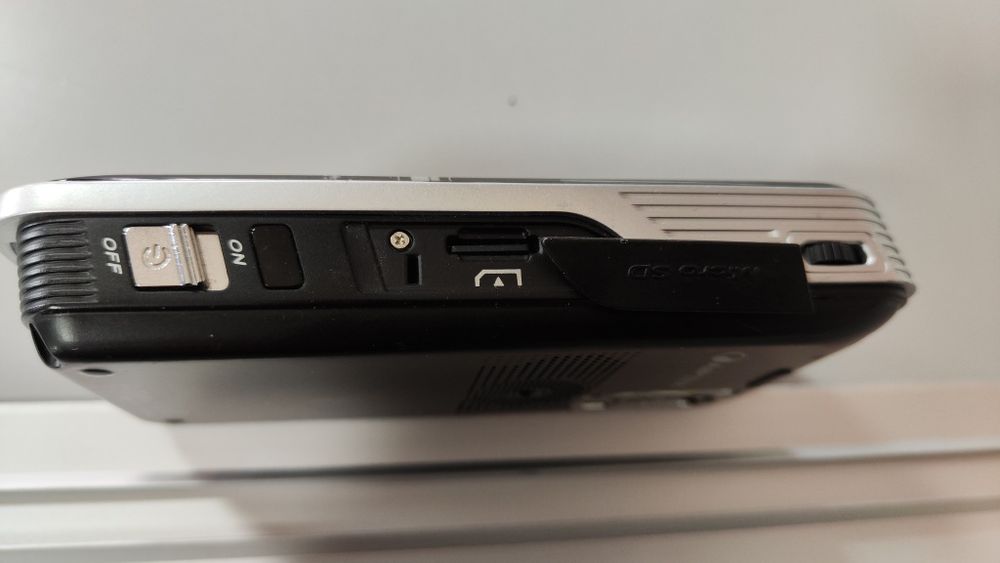 Camera foto/video cu videoproiector incorporat