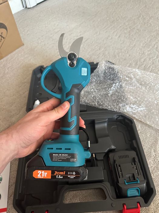 Foarfece sau foarfec taiat copaci si vie NOU 2 acumulatori