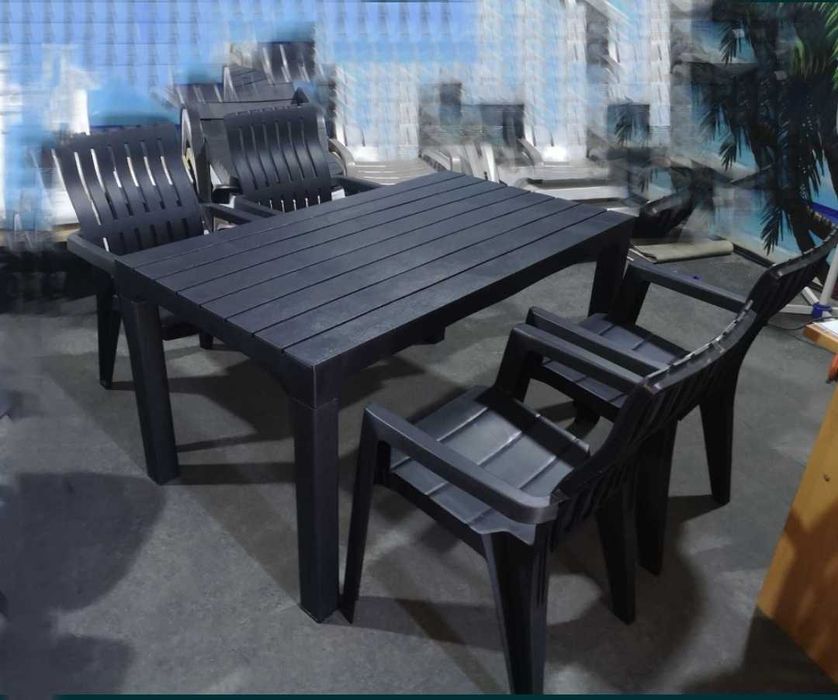 Стол и стулья пластиковые