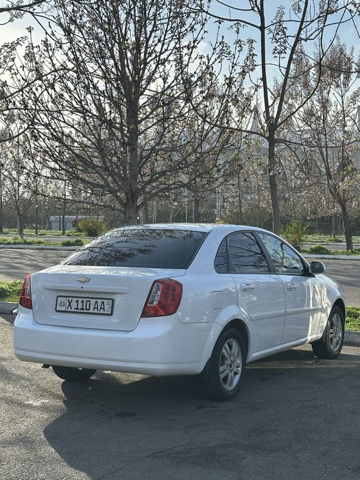 Ласетти 1.8 сотилади