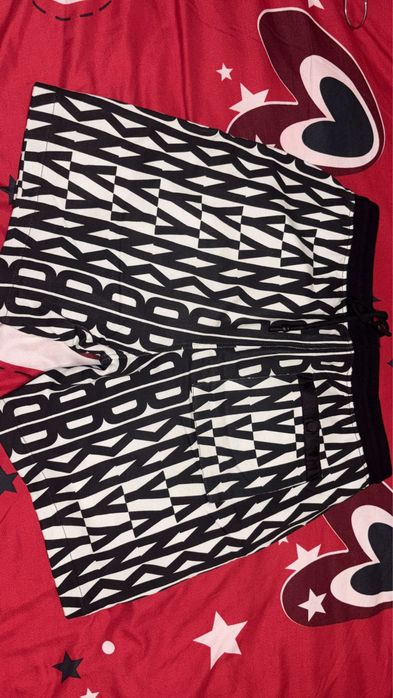 Pantaloni scurți DKNY