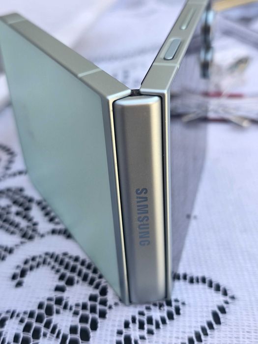 Samsung galaxy Z Flip 6  телефон